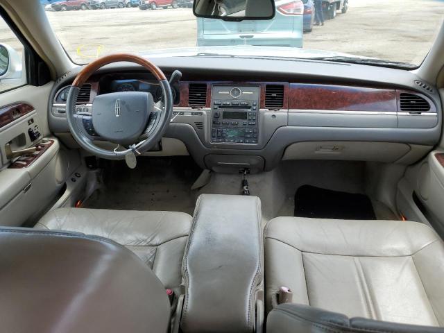 Photo 8 from auction – 2010 LINCOLN TOWN CAR S with VIN 2LNBL8CV9AX618776