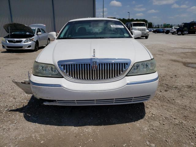 Photo 5 from auction – 2004 LINCOLN TOWN CAR E with VIN 1LNHM81W44Y669741