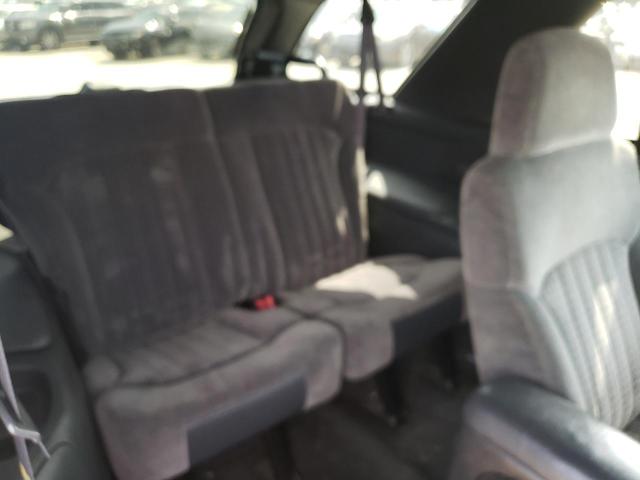 Photo 11 from auction – 2001 CHEVROLET BLAZER with VIN 1GNCS18W11K210237
