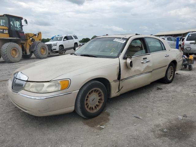 LINCOLN TOWN CAR C 2000 with VIN 1LNHM83W3YY898138 - Photo from auction