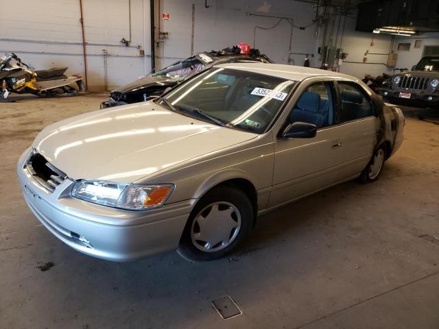 TOYOTA CAMRY CE 2000 with VIN 4T1BG22K5YU682808 - Photo from auction