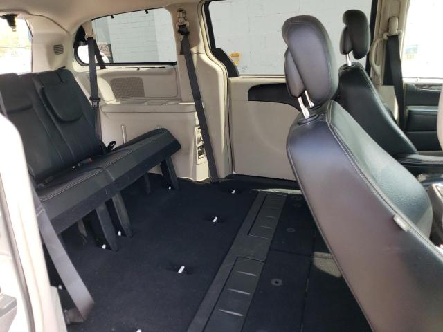 Photo 11 from auction – 2016 CHRYSLER TOWN & COU with VIN 2C4RC1CG5GR207433