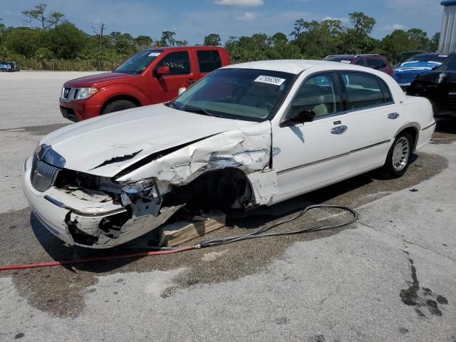 LINCOLN TOWN CAR C 2000 with VIN 1LNHM83W4YY929994 - Photo from auction