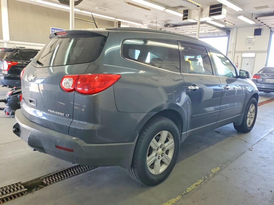 Photo 3 from auction – 2010 CHEVROLET TRAVERSE with VIN 1GNLVFED2AJ214715