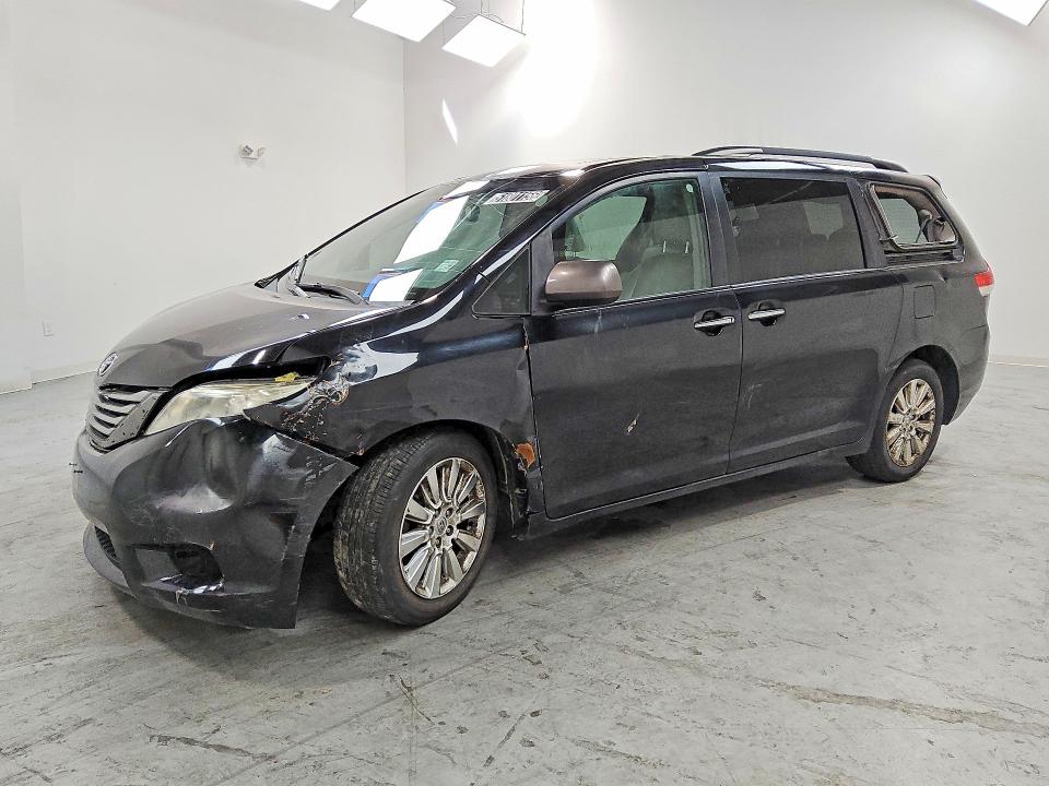 2014 TOYOTA SIENNA - Търг №51801156