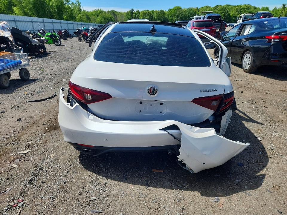 Photo 6 from auction – 2017 ALFA ROMEO GIULIA with VIN ZARFAECN1H7559254