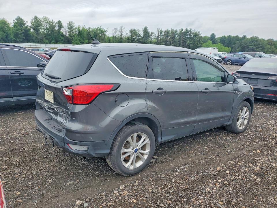 Photo 3 from auction – 2019 FORD ESCAPE with VIN 1FMCU0GD3KUA94313