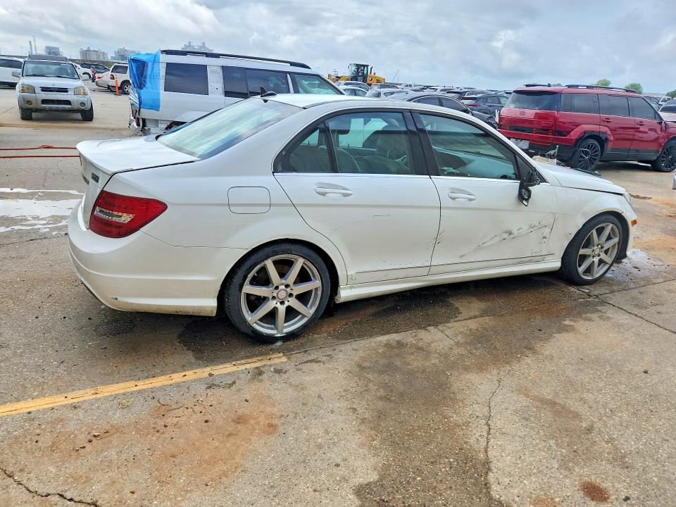 Photo 3 from auction – 2014 MERCEDES-BENZ C with VIN WDDGF4HB1EA964379