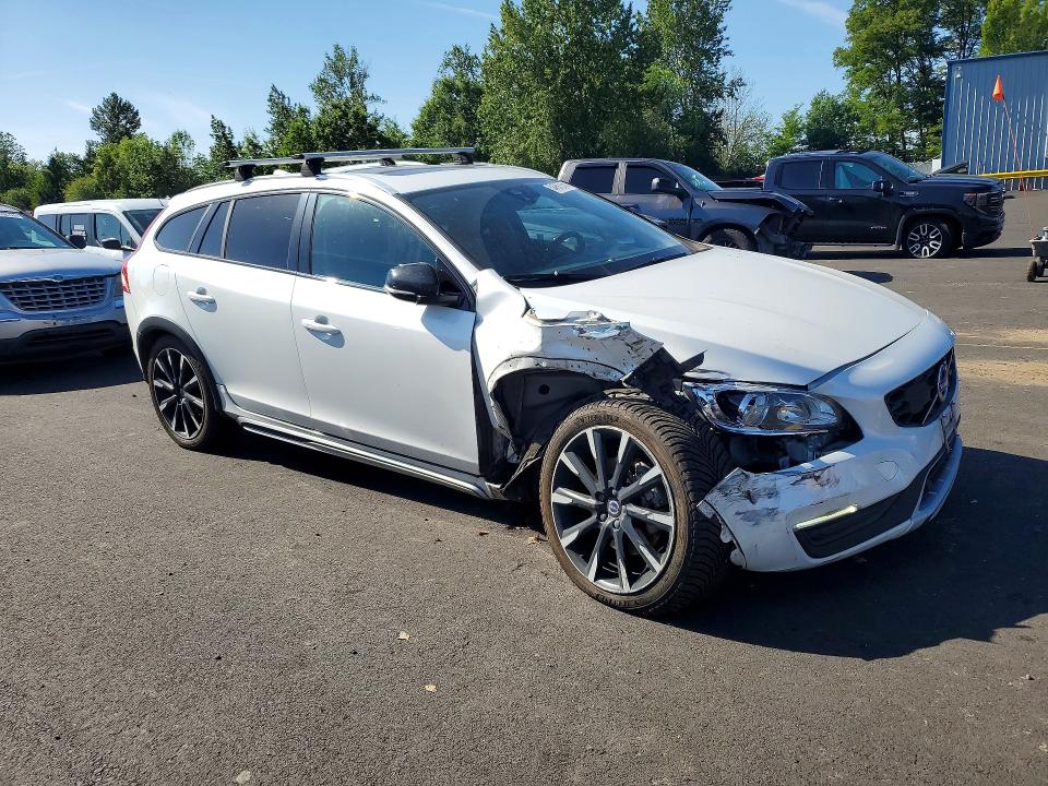Photo 4 from auction – 2017 VOLVO V60 CROSS COUNTRY with VIN YV440MWKXH1040543
