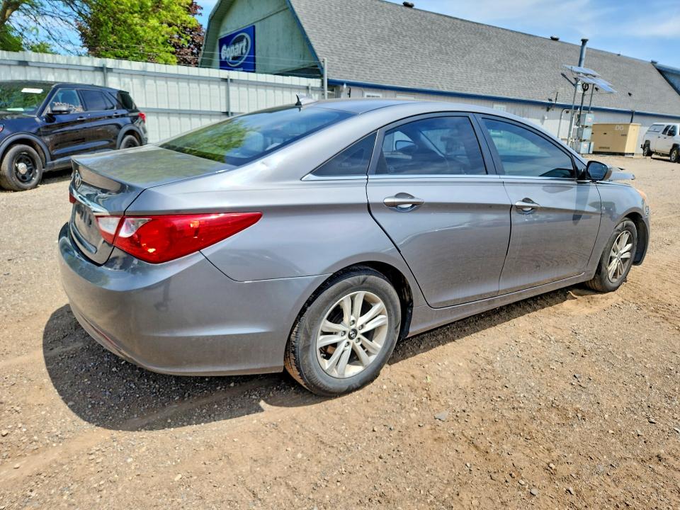 Photo 3 from auction – 2013 HYUNDAI SONATA with VIN 5NPEB4AC7DH678575