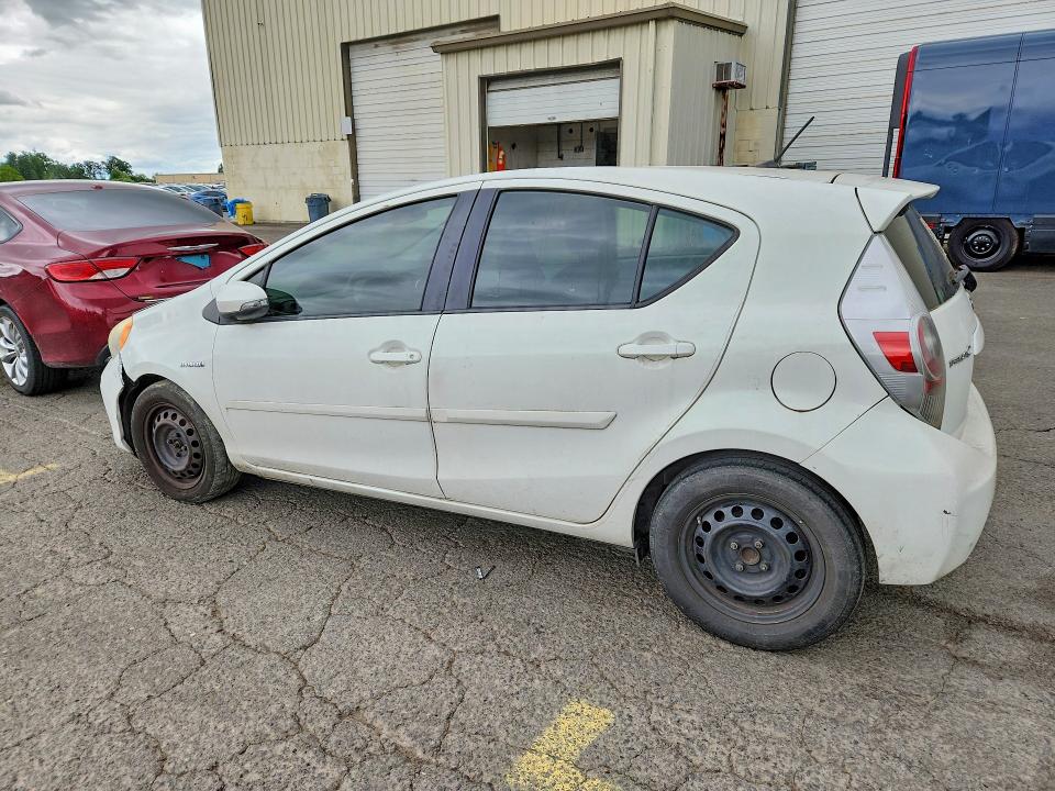 Photo 2 from auction – 2013 TOYOTA PRIUS C with VIN JTDKDTB32D1050727