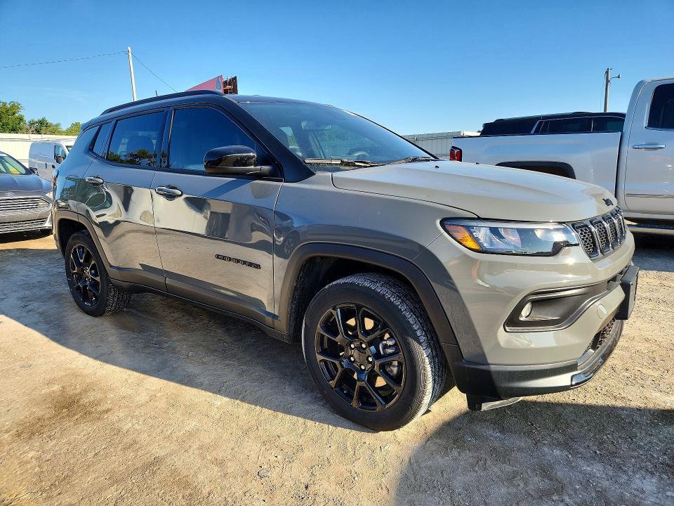 Foto 4 de la subasta – 2024 JEEP COMPASS con VIN 3C4NJDBN3RT592934