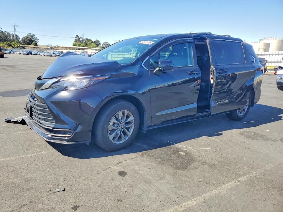 TOYOTA SIENNA 2024 with VIN 5TDBRKEC7RS224454 - Photo from auction