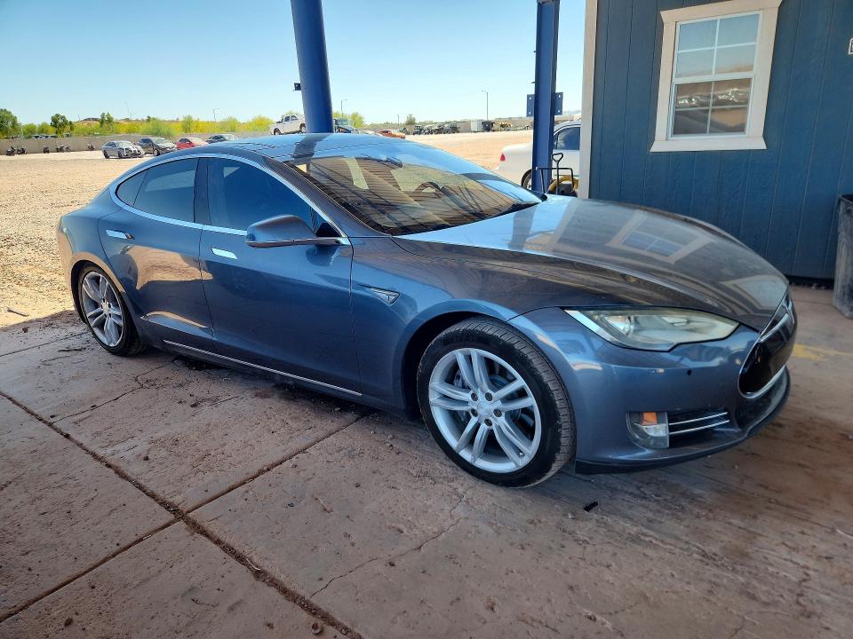 Photo 4 from auction – 2014 TESLA MODEL S with VIN 5YJSA1H11EFP30694