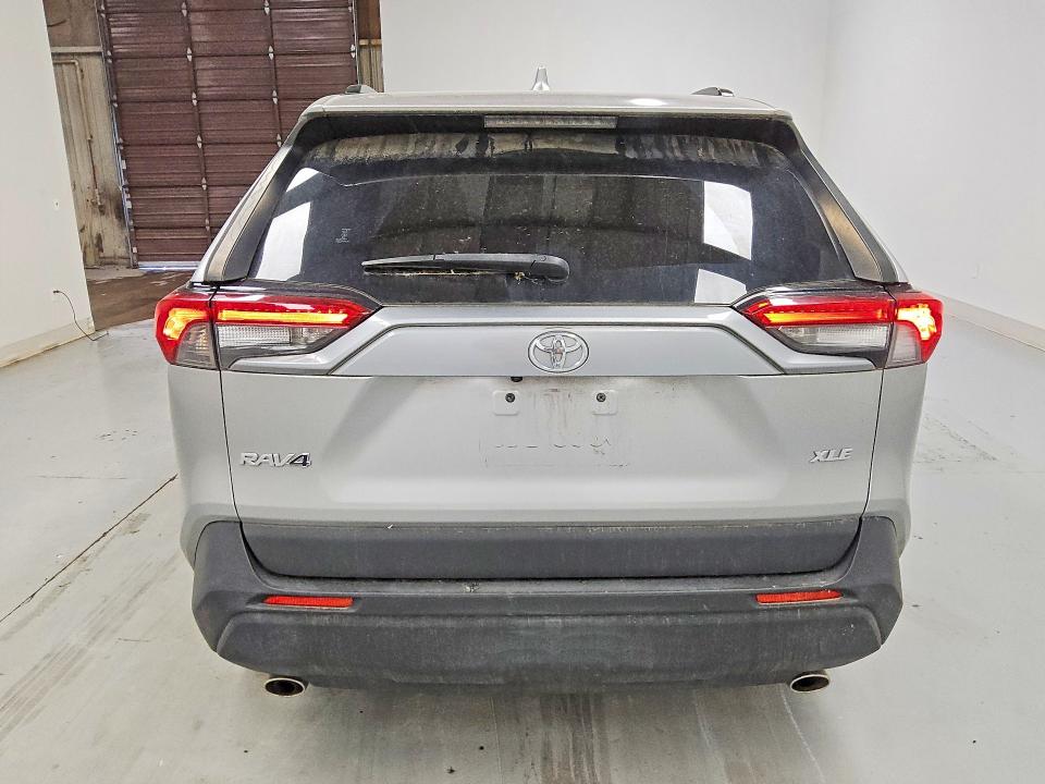 Photo 6 from auction – 2019 TOYOTA RAV4 with VIN JTMW1RFV6KD019257