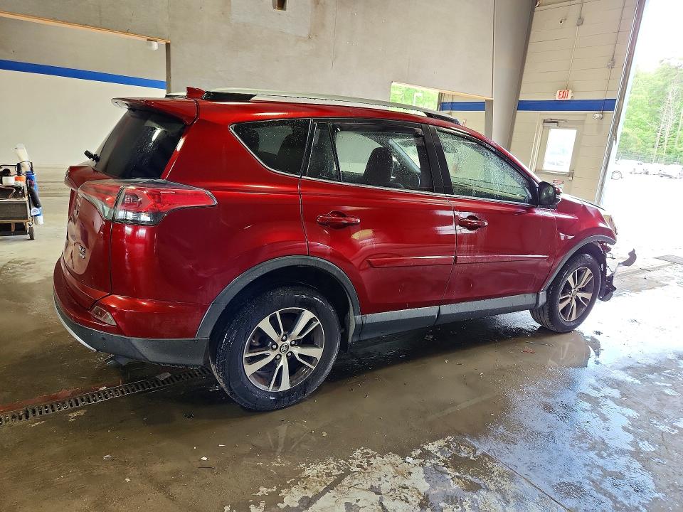 Photo 3 from auction – 2018 TOYOTA RAV4 with VIN JTMRFREV1JD223043