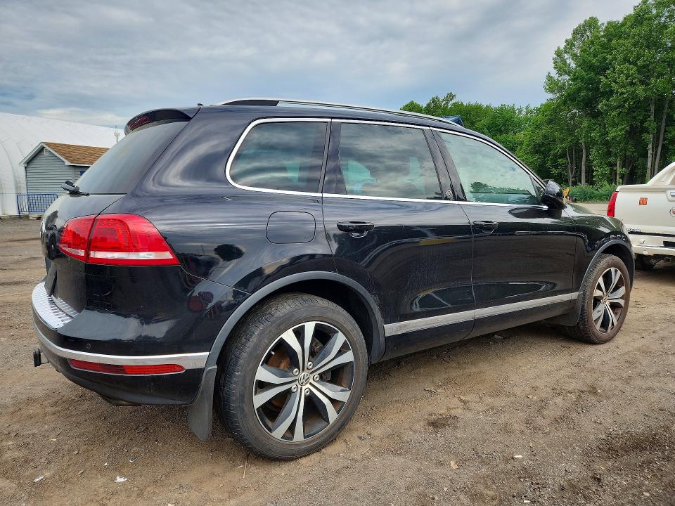Photo 3 from auction – 2017 VOLKSWAGEN TOUAREG with VIN WVGRF7BP9HD000586