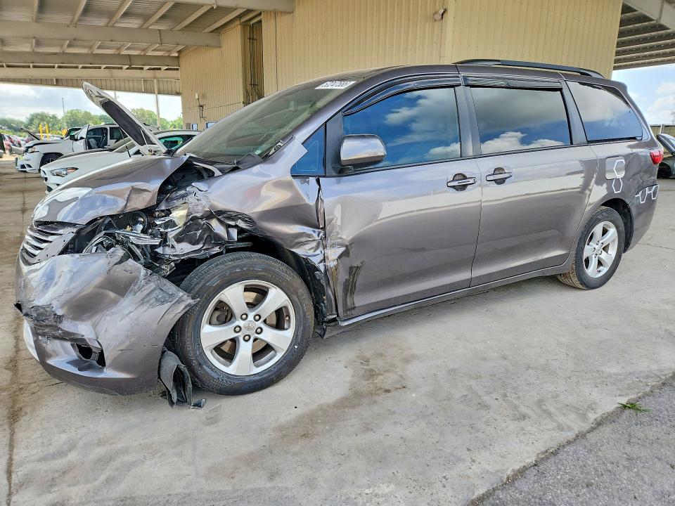 TOYOTA SIENNA 2017 with VIN 5TDKZ3DCXHS843362 - Photo from auction
