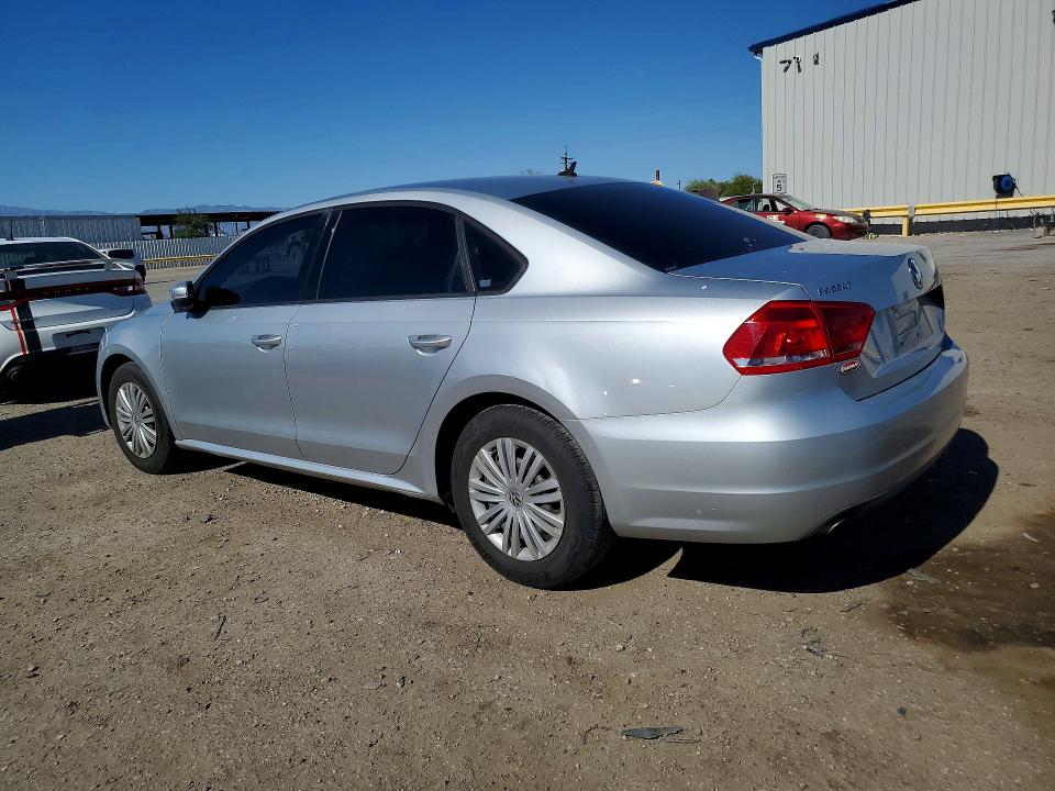 Снимка 2 от търг – 2015 VOLKSWAGEN PASSAT с VIN 1VWAT7A34FC010404