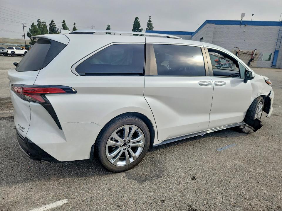 Photo 3 from auction – 2023 TOYOTA SIENNA with VIN 5TDERKEC8PS165571