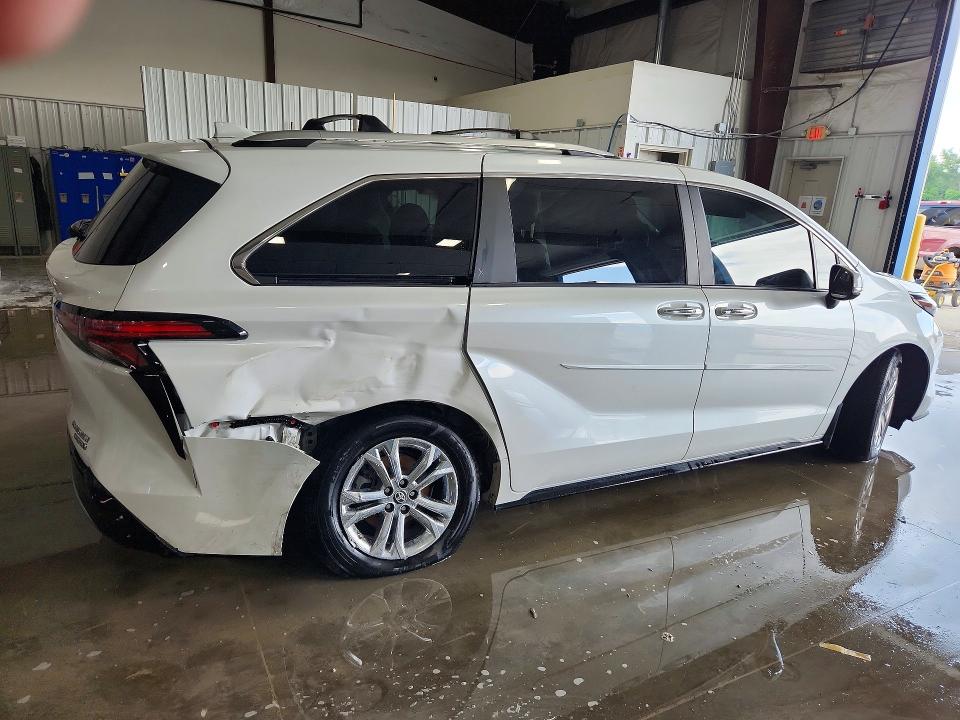 Photo 3 from auction – 2024 TOYOTA SIENNA with VIN 5TDESKFC5RS113692