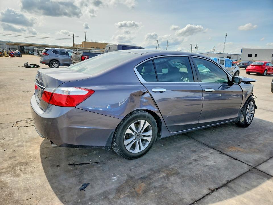 Photo 3 from auction – 2015 HONDA ACCORD with VIN 1HGCR2F30FA000827