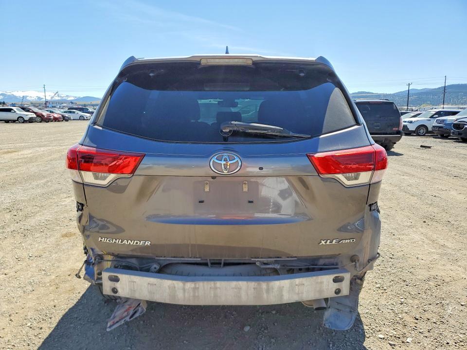 Photo 6 from auction – 2018 TOYOTA HIGHLANDER with VIN 5TDJZRFH5JS560574