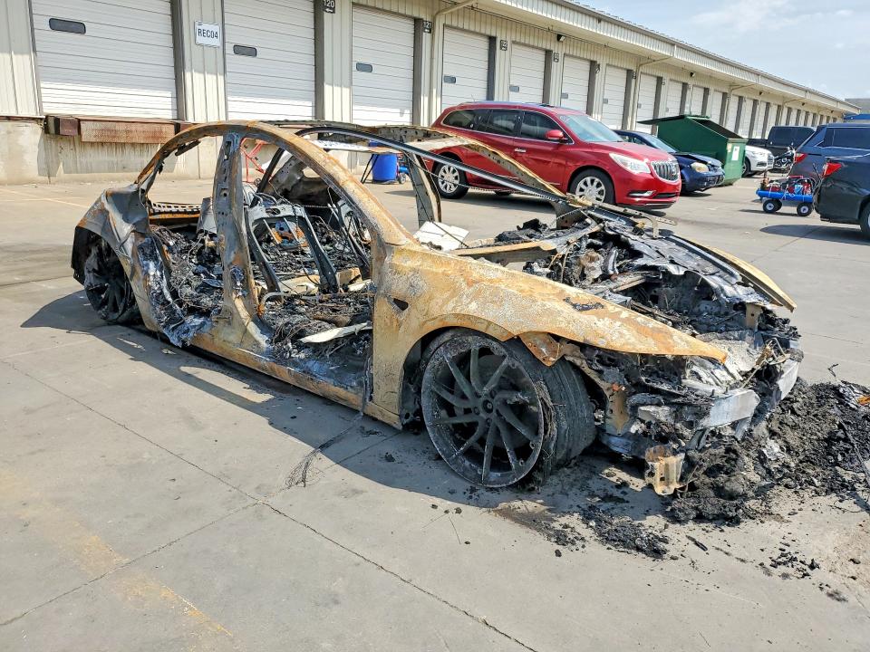 Photo 4 from auction – 2025 TESLA MODEL 3 with VIN 5YJ3E1ET0SF015318
