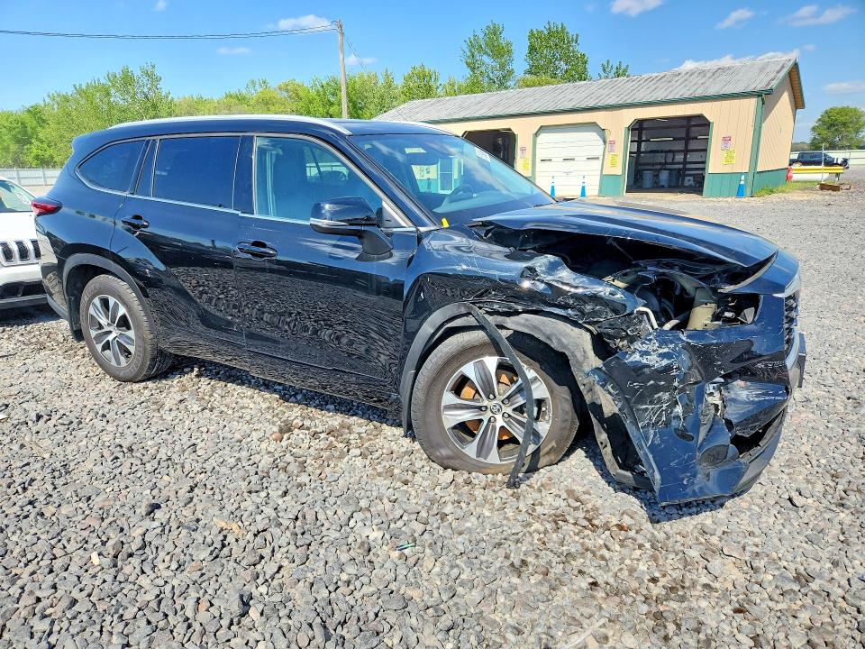 Photo 4 from auction – 2022 TOYOTA HIGHLANDER with VIN 5TDHZRBH0NS226365