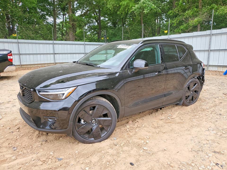 2026 VOLVO XC40