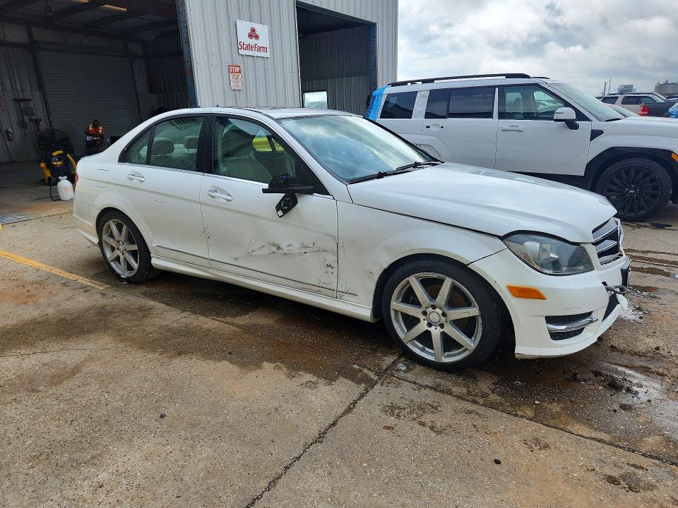 Photo 4 from auction – 2014 MERCEDES-BENZ C with VIN WDDGF4HB1EA964379