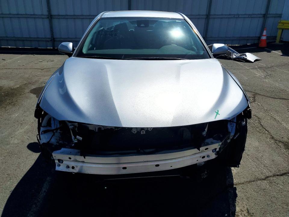 Photo 5 from auction – 2022 TOYOTA CAMRY with VIN 4T1G11AKXNU628600
