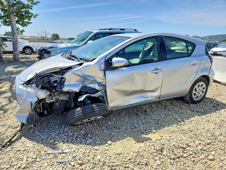 TOYOTA PRIUS C 2016 with VIN JTDKDTB33G1590592 - Photo from auction