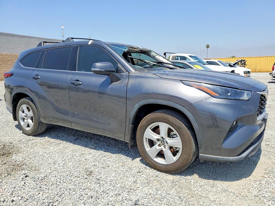 Фото 4 с аукциона – 2022 TOYOTA HIGHLANDER с VIN 5TDZZRAH5NS142452
