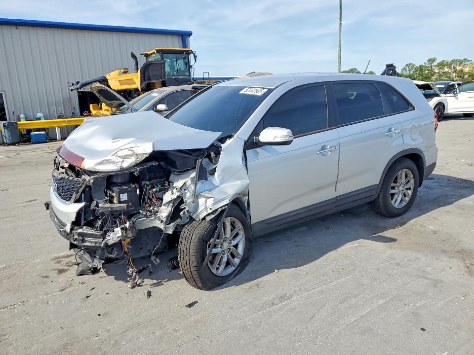 KIA SORENTO 2015 with VIN 5XYKT3A68FG593890 - Photo from auction