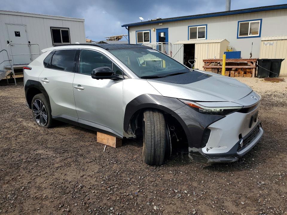Zdjęcie 4 z aukcji – 2023 TOYOTA BZ4X z VIN JTMABACA8PA041649