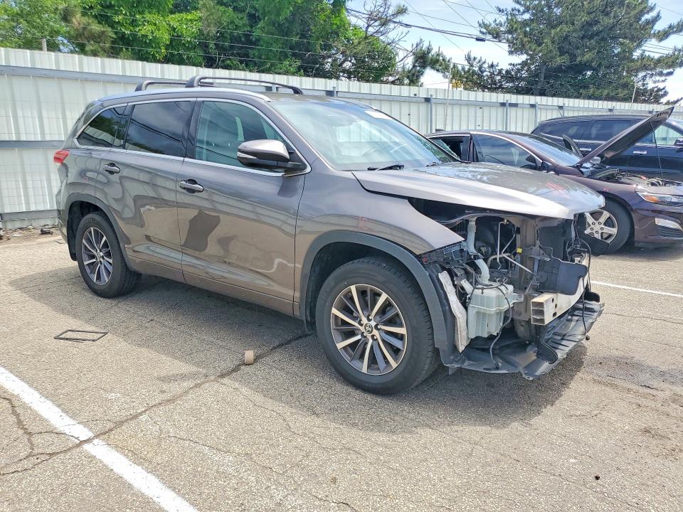 Photo 4 from auction – 2017 TOYOTA HIGHLANDER with VIN 5TDJZRFH3HS401398