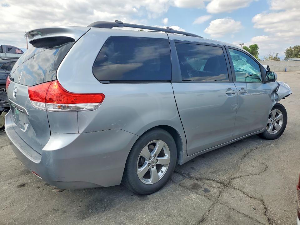 Photo 3 from auction – 2014 TOYOTA SIENNA with VIN 5TDKK3DC8ES483525