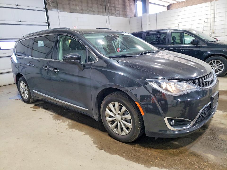 Photo 4 from auction – 2019 CHRYSLER PACIFICA with VIN 2C4RC1BGXKR550247