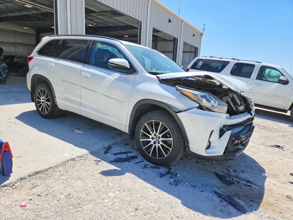 Photo 4 from auction – 2017 TOYOTA HIGHLANDER with VIN 5TDJZRFH0HS433158