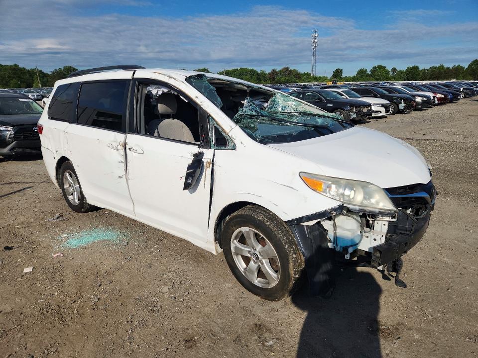 Photo 4 from auction – 2018 TOYOTA SIENNA with VIN 5TDKZ3DC4JS922869
