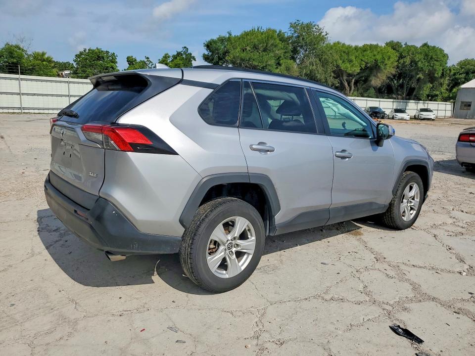 Photo 3 from auction – 2021 TOYOTA RAV4 with VIN 2T3W1RFV6MC126770