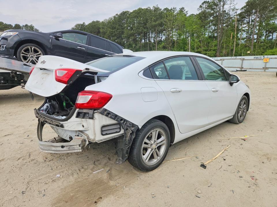 Photo 3 from auction – 2018 CHEVROLET CRUZ with VIN 1G1BE5SM2J7220989