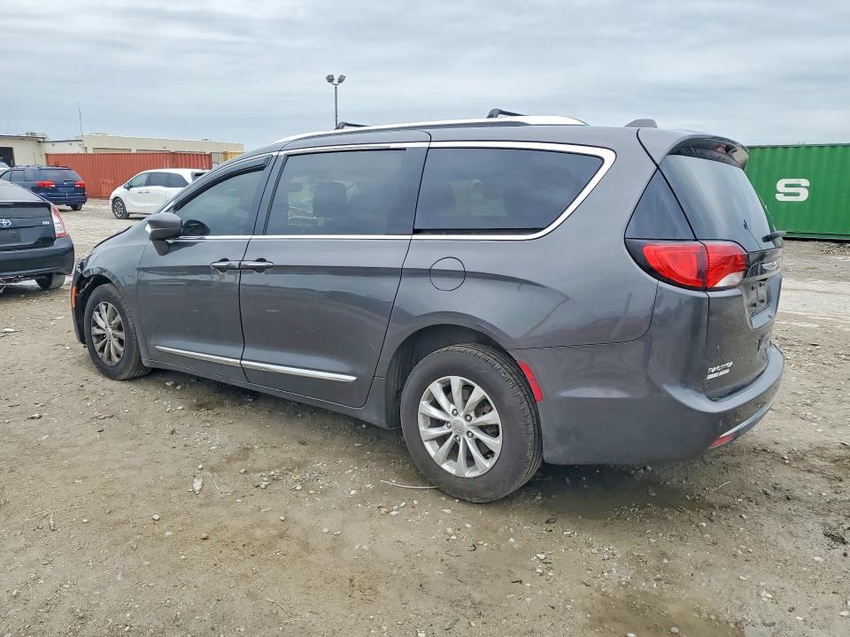 Photo 2 from auction – 2019 CHRYSLER PACIFICA with VIN 2C4RC1BG4KR731392