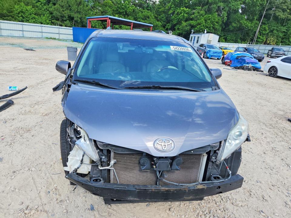 Photo 5 from auction – 2011 TOYOTA SIENNA with VIN 5TDYK3DC4BS158456