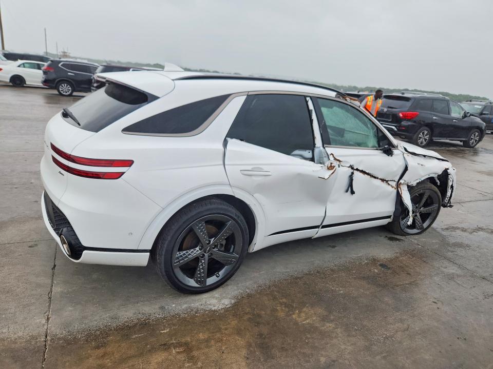Photo 3 from auction – 2022 GENESIS GV70 with VIN KMUMADTB7NU050653