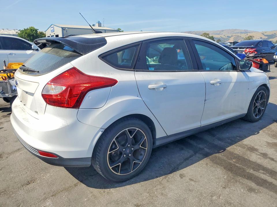 Photo 3 from auction – 2014 FORD FOCUS with VIN 1FADP3K22EL454260