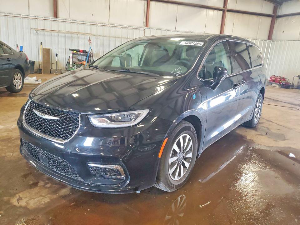 CHRYSLER PACIFICA 2022 with VIN 2C4RC1L70NR220846 - Photo from auction