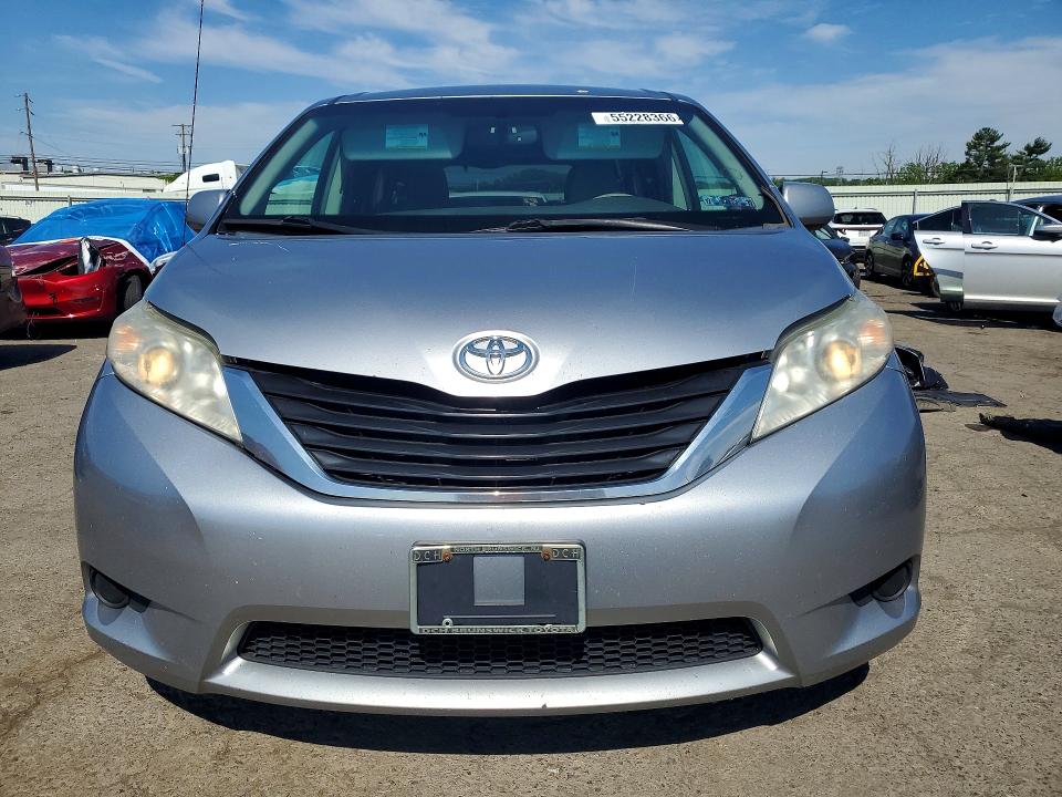 Foto 5 de la subasta – 2011 TOYOTA SIENNA con VIN 5TDKK3DC4BS046889