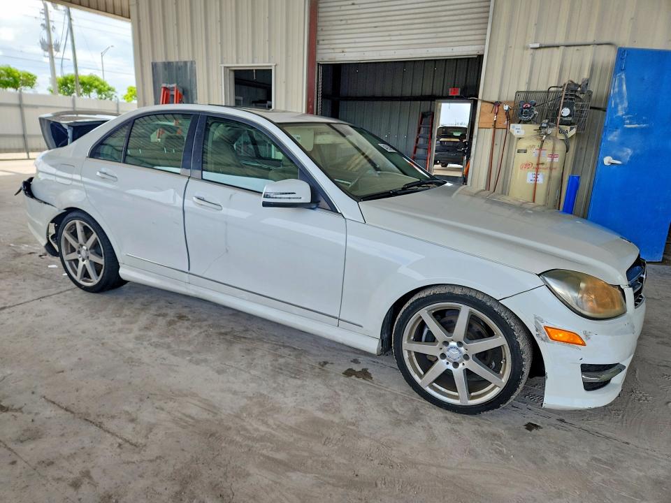 Photo 4 from auction – 2014 MERCEDES-BENZ C with VIN WDDGF4HBXEA964249